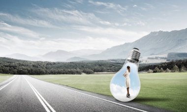 işkadını ampul içinde sıkışmış