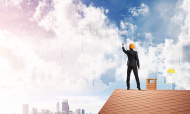 Takım elbiseli genç işadamı