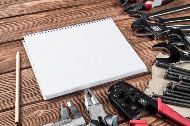 araçlar ahşap masada