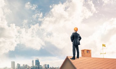 Takım elbiseli genç işadamı