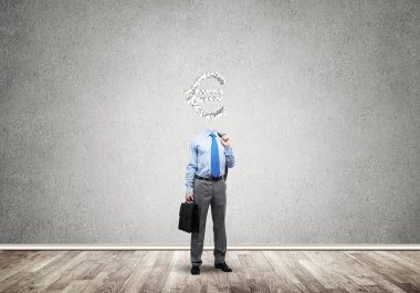 Para hakkında düşünüyor