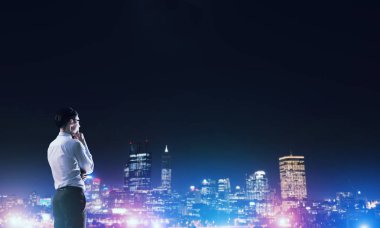 Gece parlayan city ile ilgilenen iş adamı