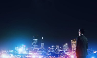 Gece parlayan city ile ilgilenen iş adamı