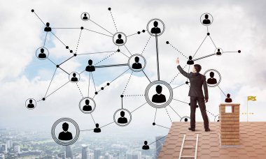 Arka ile ayakta genç adam 