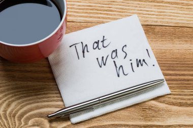 Peçeteye yazılmış romantik mesaj