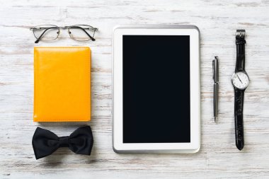 Erkek aksesuarları ve tablo