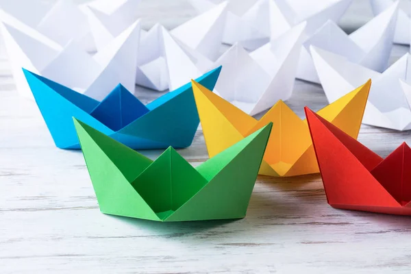 Conceito de liderança empresarial com barcos de papel brancos e coloridos — Fotografia de Stock
