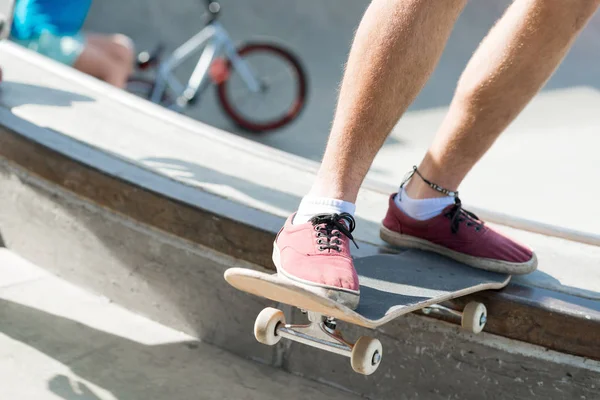 Beine von Jungs Skateboardern — Stockfoto
