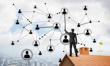 Arka ile ayakta genç adam 