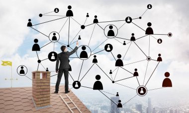 Arka ile ayakta genç adam 