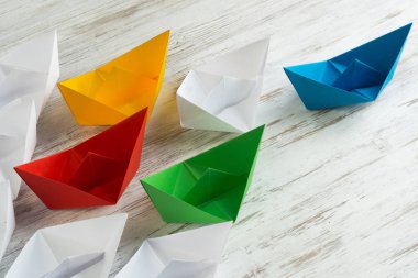 Tahta masadaki origami tekneleri. 