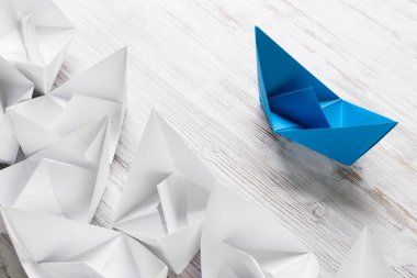 Tahta masadaki origami tekneleri. 