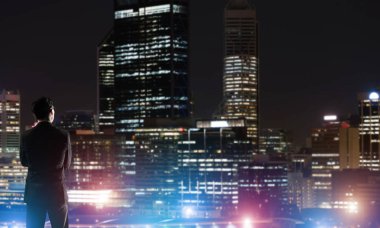 Gece parlayan city ile ilgilenen iş adamı