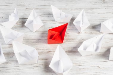 Tahta masadaki origami tekneleri. 