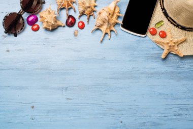 Hasır şapka güneş gözlüğü smartphone 