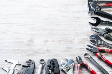 araçlar ahşap masada