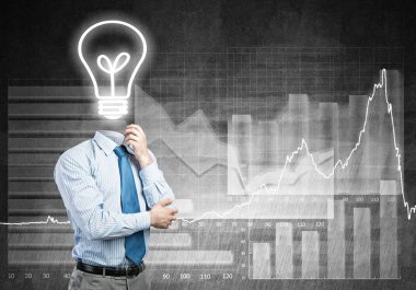 Adam fikrini düşünüyor.