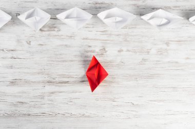 Tahta masadaki origami tekneleri. 