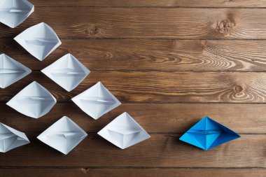 Tahta masadaki origami tekneleri. 