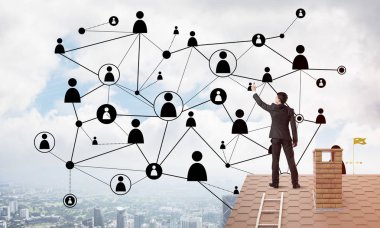 Arka ile ayakta genç adam 