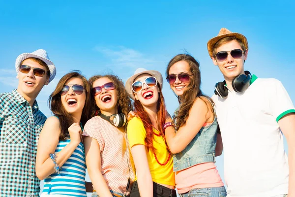 Grupo de jóvenes felices — Foto de Stock