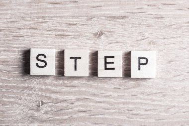 harflerle ahşap öğeleri