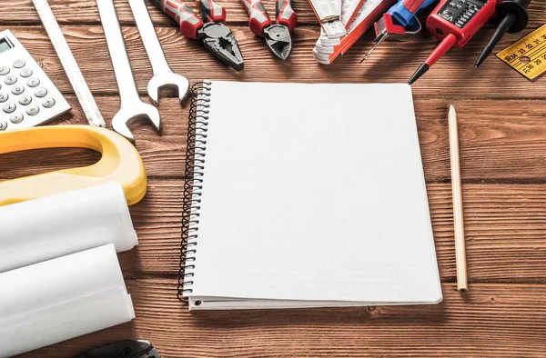 Instrumentos sobre mesa de madera — Foto de Stock