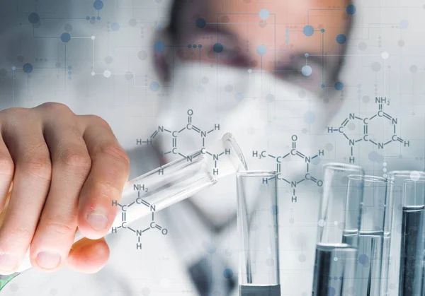 臨床研究室のガラスフラスコ中の若い科学者混合試薬 — ストック写真