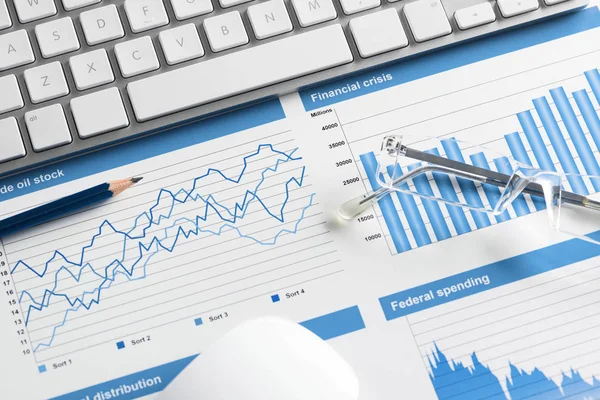 Preparing average sales report concept — Stock Photo, Image