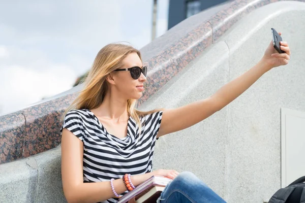 Chica haciendo foto selfie —  Fotos de Stock