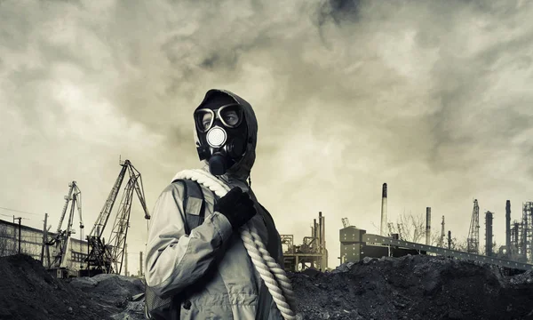 Hombre sobreviviente con máscara de gas — Foto de Stock