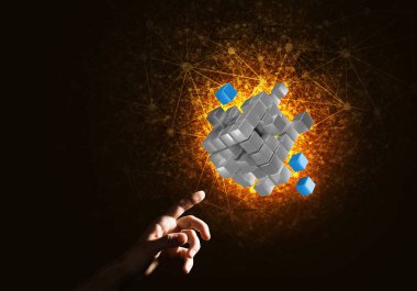 küp şekil tutan adam el