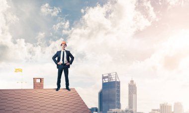 Takım elbiseli genç işadamı