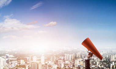 adam trompet yapma duyuruda