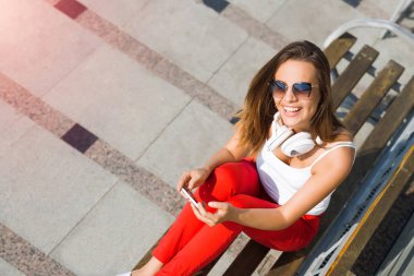 güzel esmer ile hareket eden telefon