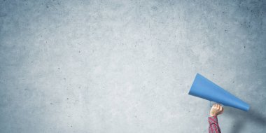 adam trompet yapma duyuruda