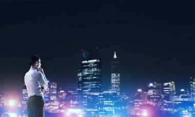 Gece parlayan city ile ilgilenen iş adamı