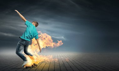Patenci çocuk kaykay üzerinde sürme