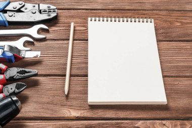 ahşap masa enstrümanlar