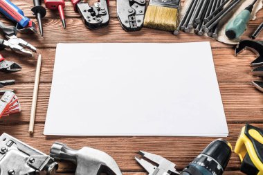 ahşap masa enstrümanlar