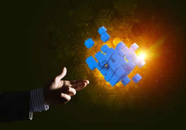 küp şekil tutan işadamı el