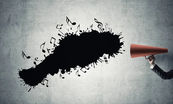 adam trompet yapma duyuruda