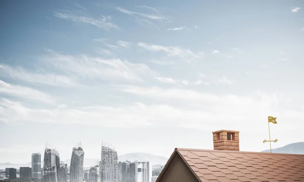 Cihlový dům, střecha a moderní panoráma — Stock fotografie