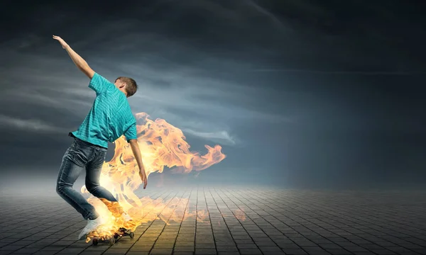 Skater boy riding on  skateboard — Stock Photo, Image