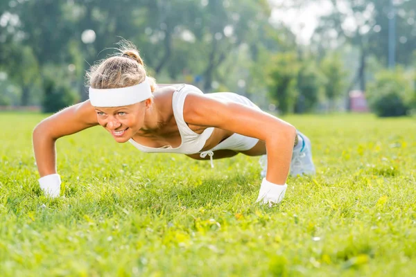 Giovane donna in abbigliamento sportivo — Foto Stock