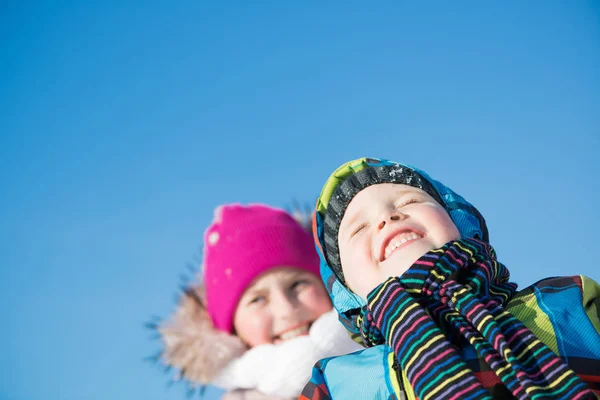 孩子骑雪橇 — 图库照片