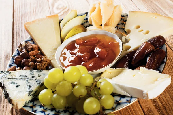 Сыр с виноградом и орехами — стоковое фото