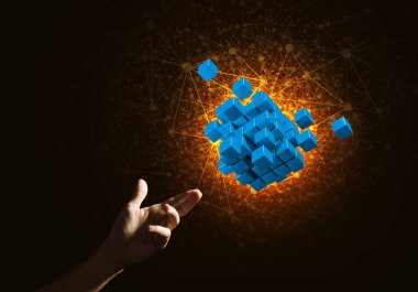 küp şekil tutan adam el