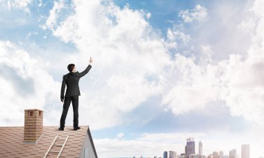 Arka ile ayakta genç adam