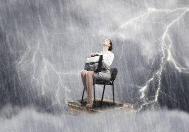 yağmur altında oturan işkadını